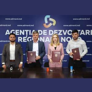 Semnarea contractului de antrepriză pentru executarea lucrărilor în cadrul proiectului „Amenajarea traseului ecoturistic «Zamca», în apropierea râului Prut, în satul Pererita, raionul Briceni” de către Agenția de Dezvoltare Regională (ADR) Nord, SRL „DSI Construct Grup” și Consiliul Raional Briceni